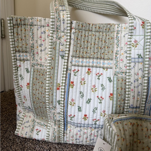 No Boundaries Quilted Tote & Pouch - Picture 2 of 8